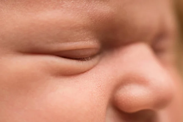 Cara de bebé, ojos y nariz. bebé recién nacido, macro shot — Foto de Stock