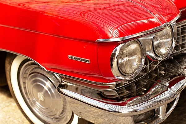 Un auto antiguo. Hermoso coche rojo — Foto de Stock