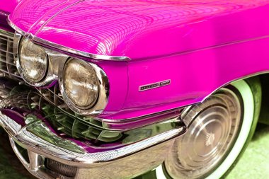  Klasik klasik retro araba. Güzel pembe otomobil, ön manzara..