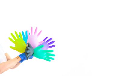 Çok renkli tıbbi eldivenler izole edilmiş. Tıbbi ve güzellik endüstrisi için steril ekipman. Boşluğu kopyala, metin için yer.