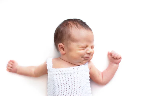 Pasgeboren Baby Geeuwt Witte Achtergrond Kopieerruimte Slaap Sippers Grappig Gezicht — Stockfoto