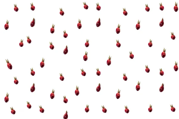 白い背景に乾燥したバラの果実のパターン 隔離されてる ベリーの天然ビタミン — ストック写真