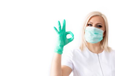 Yeni doğan bebek duyguları, beyaz arka plan, kopyalama alanı. Uyku hapları, komik bir çocuk yüzü, duygular. Günlük rutin, uyku zamanı.