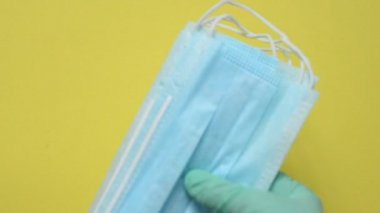 Coronavirus, eldivenli eller tıbbi maskeleri tutuyor. Eczanede virüse karşı koruma eksikliği.