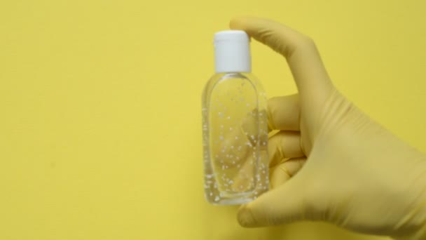 Coronavirus Handskarnas Händer Håller Ett Rengöringsmedel Antibakteriell Gel Flaska Bristande — Stockvideo
