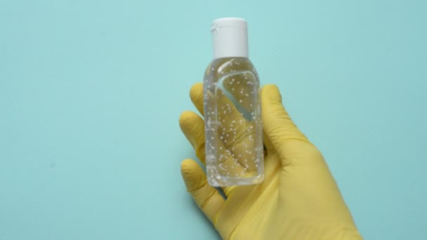 Coronavirus Handschoenhanden Houden Een Ontsmettingsmiddel Vast Antibacteriële Gel Een Fles — Stockvideo