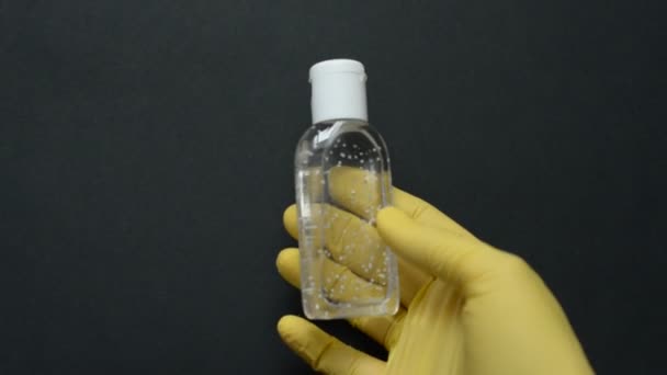 验尸官戴着手套的手拿着清洁剂瓶子里的抗菌凝胶 药房在防毒方面的缺陷 — 图库视频影像