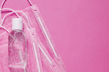 Koronavirüsü önle. Tıbbi maske, pembe arka planda izole edilmiş tıbbi koruyucu maske. Coronavirus hijyen konsepti