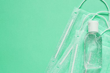 Koronavirüsü önle. Tıbbi maske, yeşil arka planda izole edilmiş tıbbi koruyucu maske. Coronavirus hijyen konsepti