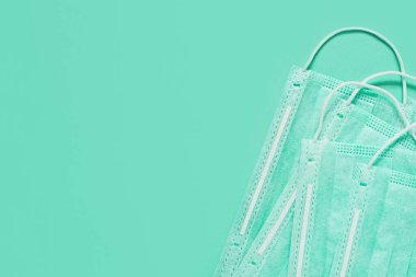 Koronavirüsü önle. Tıbbi maske, tıbbi koruyucu maske mavi arka planda izole edilmiş. Coronavirus hijyen konsepti