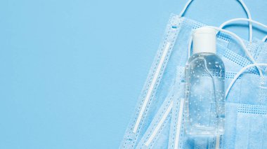 Koronavirüsü önle. Tıbbi maske, tıbbi koruyucu maske, mavi arka planda izole edilmiş. Coronavirus hijyen konsepti