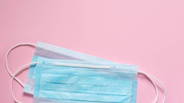 Koronavirüsü önle. Tıbbi maske, tıbbi koruyucu maske mavi arka planda izole edilmiş. Coronavirus hijyen konsepti