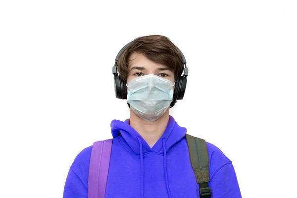 Adolescente Casa Treinando Uma Máscara Médica Com Uma Mochila Isolada — Fotografia de Stock