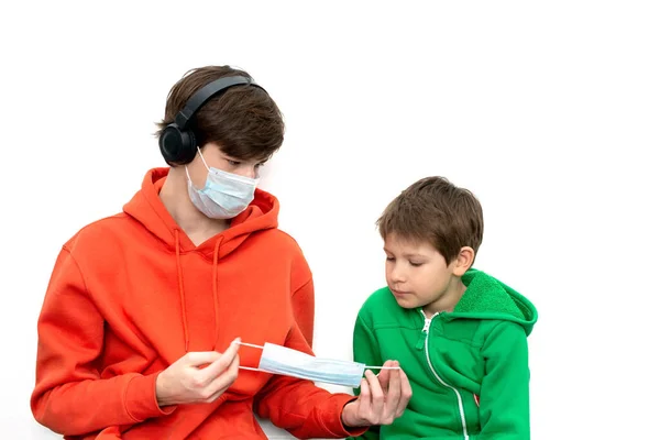 Barn Som Tar Sig Medicinsk Mask Ljusa Kläder Isolerad Kopiera — Stockfoto