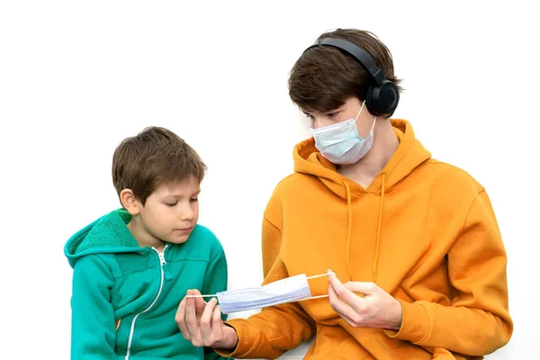 Barn Som Tar Sig Medicinsk Mask Ljusa Kläder Isolerad Kopiera — Stockfoto