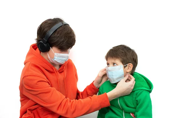 Bambini Che Indossano Una Maschera Medica Abiti Luminosi Isolato Copiare — Foto Stock