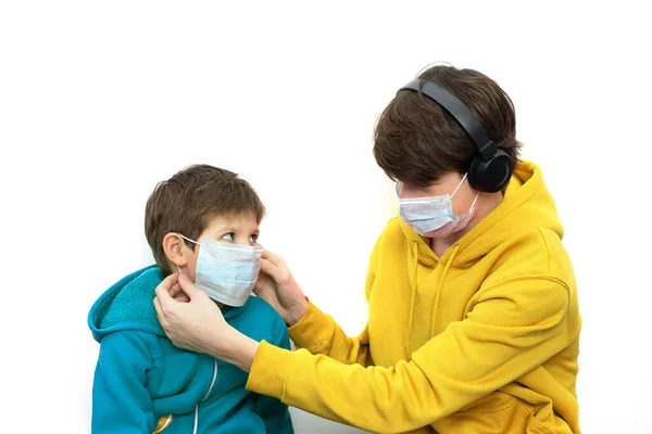 Crianças Que Põem Uma Máscara Médica Roupa Brilhante Isolado Espaço — Fotografia de Stock