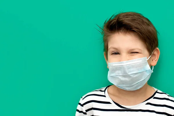 Ragazzo Maschera Medica Isolato Durante Coronovirus Emozioni Sorpresa Ricevuto Colore — Foto Stock