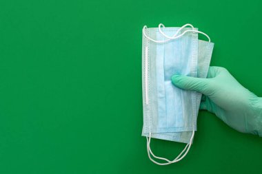 Koronavirüsü önle. Tıbbi maske, tıbbi koruyucu maske mavi arka planda izole edilmiş. Coronavirus hijyen konsepti