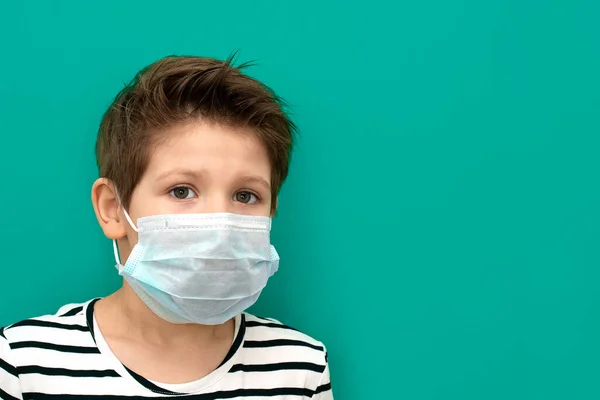Pojke i medicinsk mask isolerad under koronovirus. Känslor av förvåning. Uppfattat utrymme. Grön färg — Stockfoto