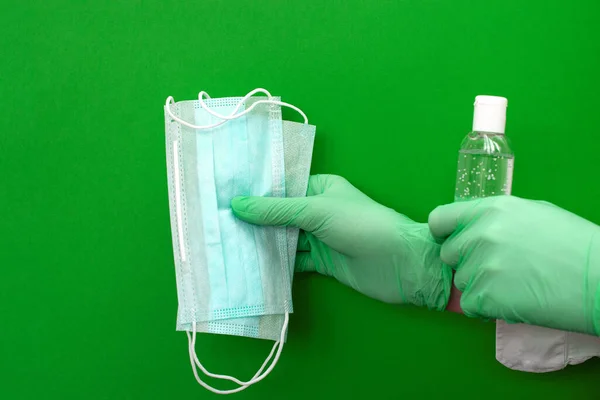Gants de protection médicale multicolores, latex. Masque de protection médicale sur fond vert. Coronavirus concept d'hygiène optimiste — Photo