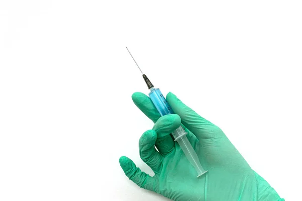 Ręka w lateks zielony medyczny ochrona rękawiczki antybakteryjne szczepionka. Koncepcja higieny optymistycznej koronawirusa. Przestrzeń kopiowania — Zdjęcie stockowe