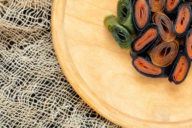 Elma, kayısı, kuşüzümü, böğürtlen, bektaşi üzümü ya da kivi, kurutulmuş meyve ve böğürtlen püresinden yapılmış meyveli pastil. Organik yiyecekler. Doğal ürünler