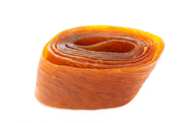 Elma ve kayısı meyveli pastil, kuru meyve püresi ve böğürtlen yaprakları. Organik yiyecekler. Doğal ürünler. İzole edilmiş.