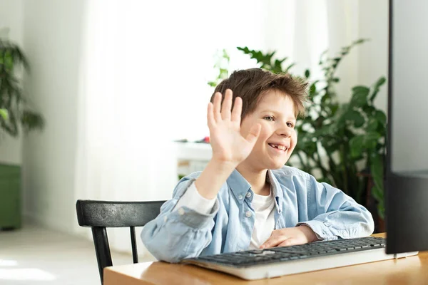 Χαμογελαστό Αγόρι Και Έφηβος Συνομιλούν Στο Διαδίκτυο Και Χαιρετάνε Στην — Φωτογραφία Αρχείου