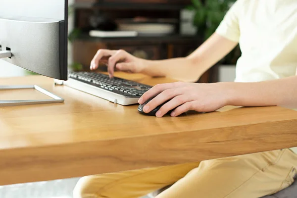 Νεαρός Κίτρινο Μπλουζάκι Δουλεύει Στο Σπίτι Στον Υπολογιστή Απομακρυσμένη Εργασία — Φωτογραφία Αρχείου