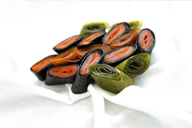 Elma, kayısı, kuşüzümü, böğürtlen, bektaşi üzümü ya da kivi, kurutulmuş meyve ve böğürtlen püresinden yapılmış meyveli pastil. Organik yiyecekler. Doğal ürünler