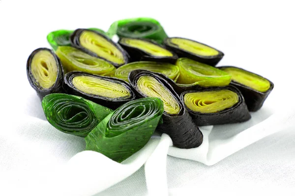 Elma, kayısı, kuşüzümü, böğürtlen, bektaşi üzümü ya da kivi, kurutulmuş meyve ve böğürtlen püresinden yapılmış meyveli pastil. Organik yiyecekler. Doğal ürünler