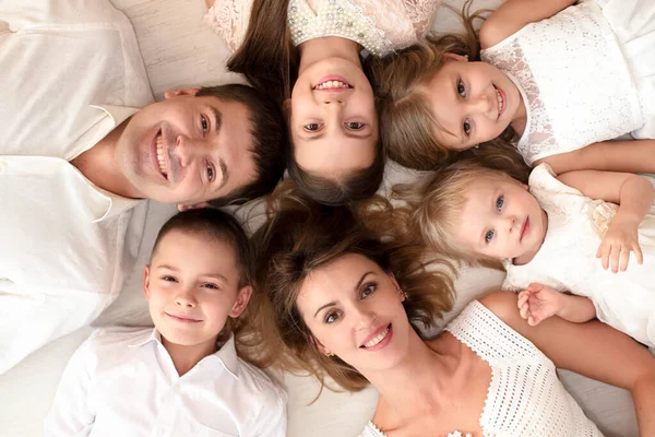 Moskva Ryssland Februari 2020 Lycklig Familj Med Tre Barn Toppen — Stockfoto