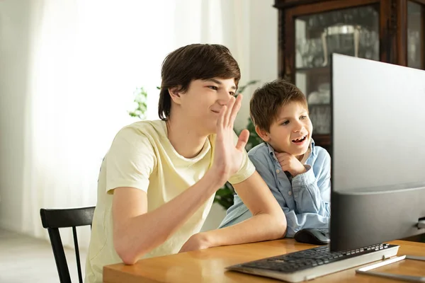 Χαμογελαστό Αγόρι Και Έφηβος Συνομιλούν Στο Διαδίκτυο Και Χαιρετάνε Στην — Φωτογραφία Αρχείου