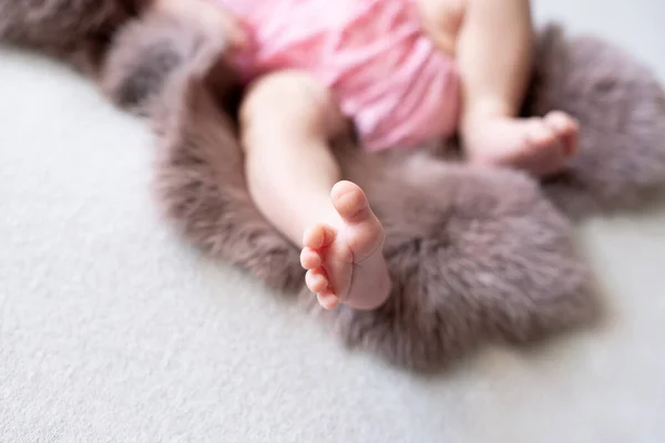 Yeni Doğan Bebeğin Ayakları Pembe Renk Anneler Günü Pembe Elbiseli — Stok fotoğraf