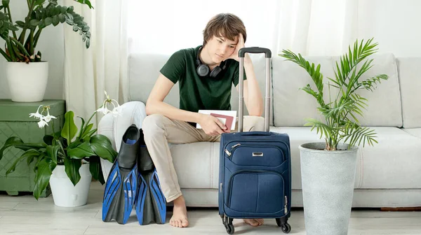 Tourist Boy Suitcase Flippers Stays Home Coronavirus Pandemic Cancellation Leave — Stock Photo, Image