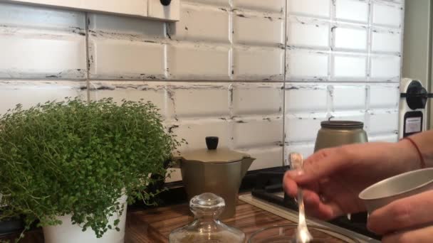 소녀의 손으로 채우고 접시에 주전자 근처에서 만든다 — 비디오