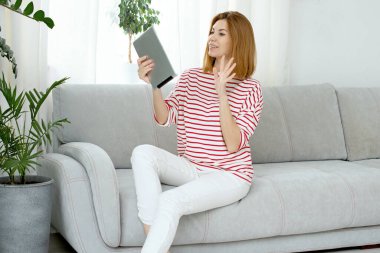  Kadın video bağlantısıyla iletişim kuruyor. Çevrimiçi sohbet ve bilgisayar ekranına el sallama. Koronavirüs yüzünden karantina ve kendini izole etme.