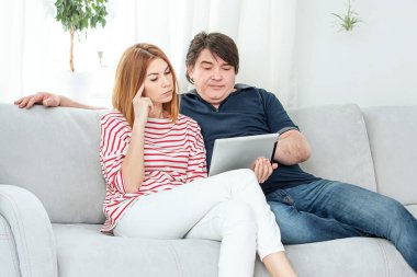 İnsanlar video bağlantısıyla iletişim kuruyor. İnternette sohbet etmek ve bilgisayar ekranına el sallamak. Koronavirüs yüzünden karantina ve kendini izole etme. Erkek ve kadın.