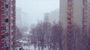 Kar fırtınası, şehir manzarası. Kar fırtınası yüzünden bazı evleri görmek zordur. 4k