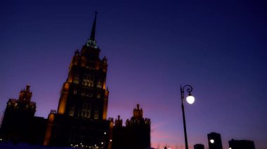 Zaman aşımı, 4K. Stalinist gökdelenlerden birini Art Deco inşa ediyor. Günden geceye