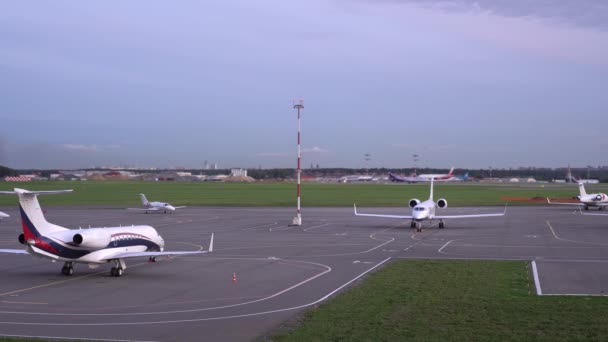 En el estacionamiento del aeropuerto, los aviones están estacionados. El avión está listo para despegar. 4K — Vídeo de stock