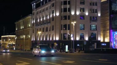 Yoğun bir şehir caddesi manzarası. İyi geceler. Yoğun trafik. Renkli yüzler. Zaman Ayarı 4k