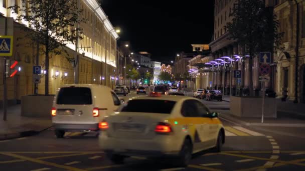 忙しい街の通りの眺め。夜だ交通量が多いカラフルなファサード。タイムラプス4k — ストック動画