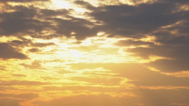 Σάνσετ. Οι ακτίνες του ήλιου διαπερνούν τα πορτοκαλί, μωβ σύννεφα. Timelapse, 4k — Αρχείο Βίντεο