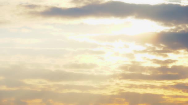 Coucher de soleil. Les rayons du soleil traversent les nuages orangés violets. TimeLapse, 4K 