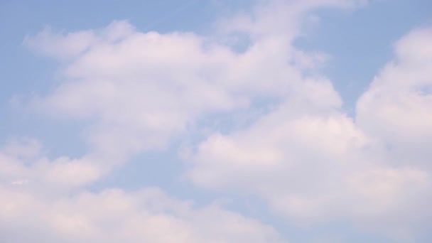 Maravilhoso bonito branco fofo nuvens avião voa através das nuvens TimeLapse — Vídeo de Stock