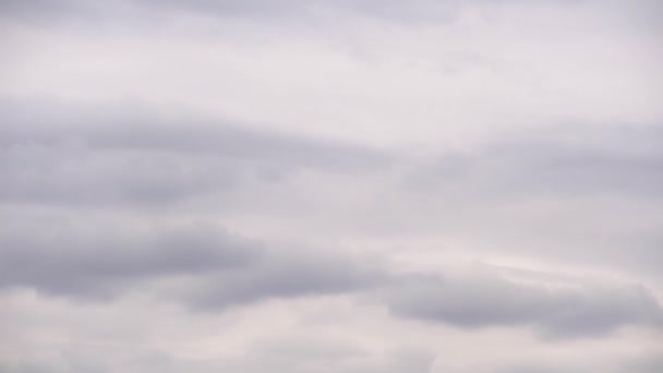 TimeLapse 4K Tempête gris foncé couvert nuages pluvieux dramatiques se déplacent rapidement dans le ciel — Video