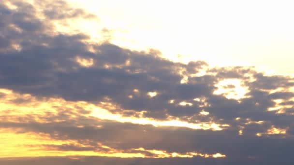 Time Lapse 4K. Sunrise. Rays of the sun break through the orange, purple clouds — Stockvideo