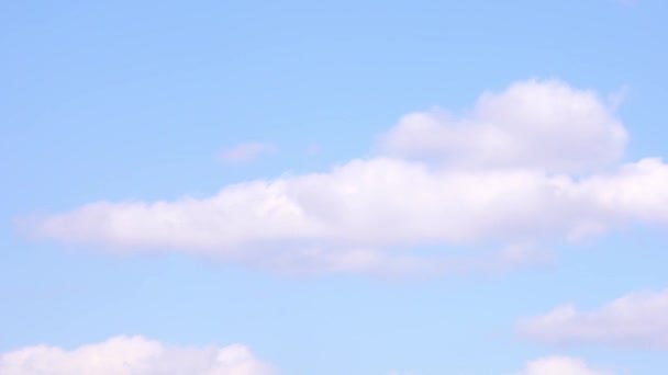Muhteşem inanılmaz, muhteşem ve güzel, beyaz kabarık bulutlar. 4k Zaman Hızı — Stok video